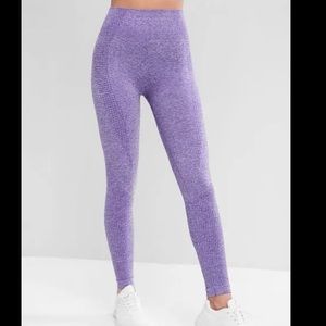 Gym leggings purple polka dot
